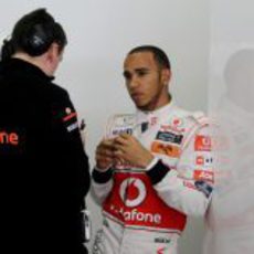 Lewis Hamilton habla con su ingeniero en el GP de China 2011