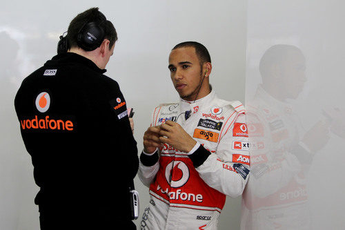 Lewis Hamilton habla con su ingeniero en el GP de China 2011