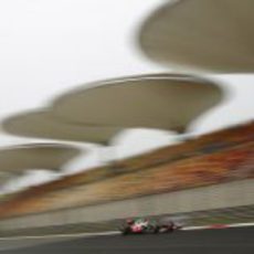 Jenson Button pasa por la recta Circuito Internacional de Shanghai