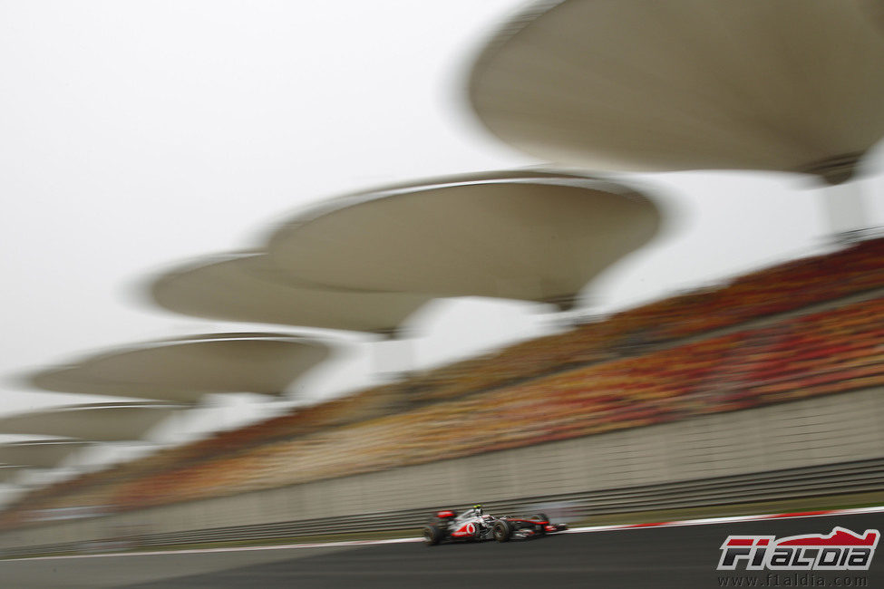 Jenson Button pasa por la recta Circuito Internacional de Shanghai