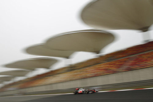 Jenson Button pasa por la recta Circuito Internacional de Shanghai