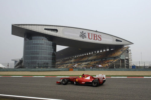 Massa y el impresionante edificio de boxes de Shanghai