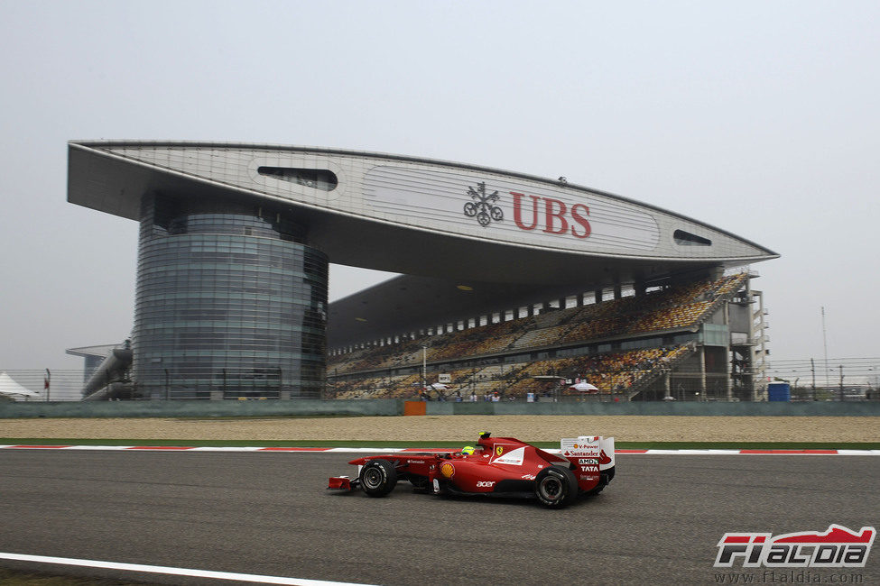 Massa y el impresionante edificio de boxes de Shanghai