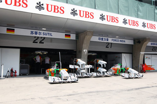 El box de Force India en el GP de China 2011