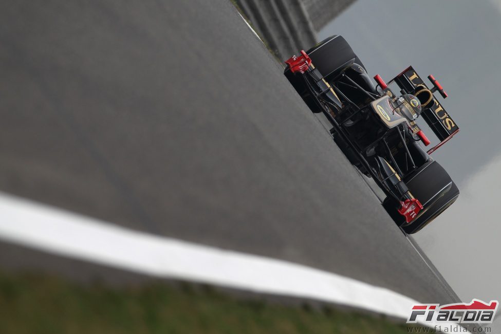 Heidfeld rueda durante los primeros libres del GP de China 2011