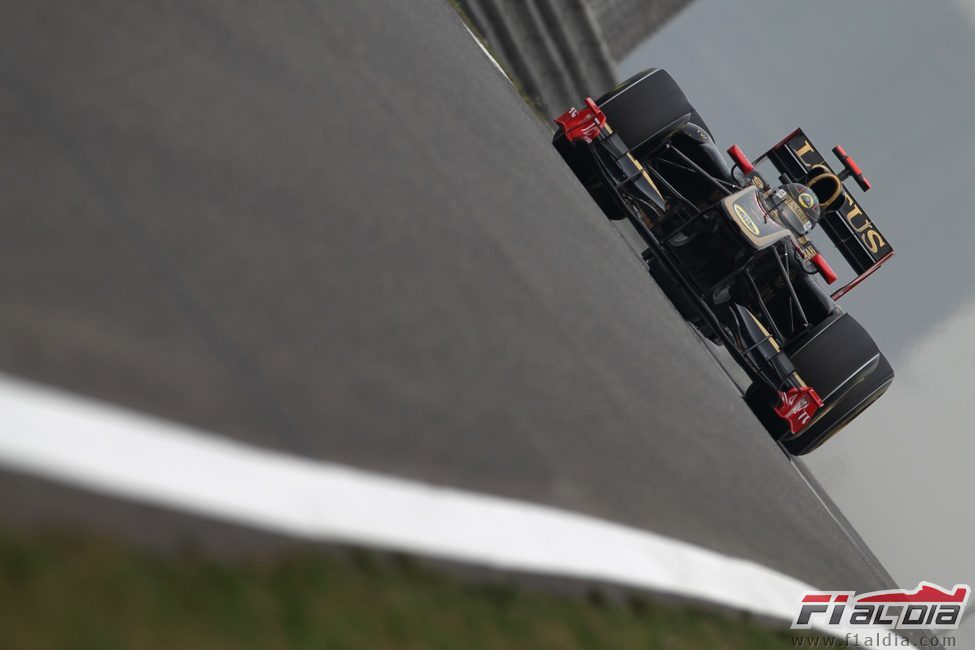 Heidfeld rueda durante los primeros libres del GP de China 2011