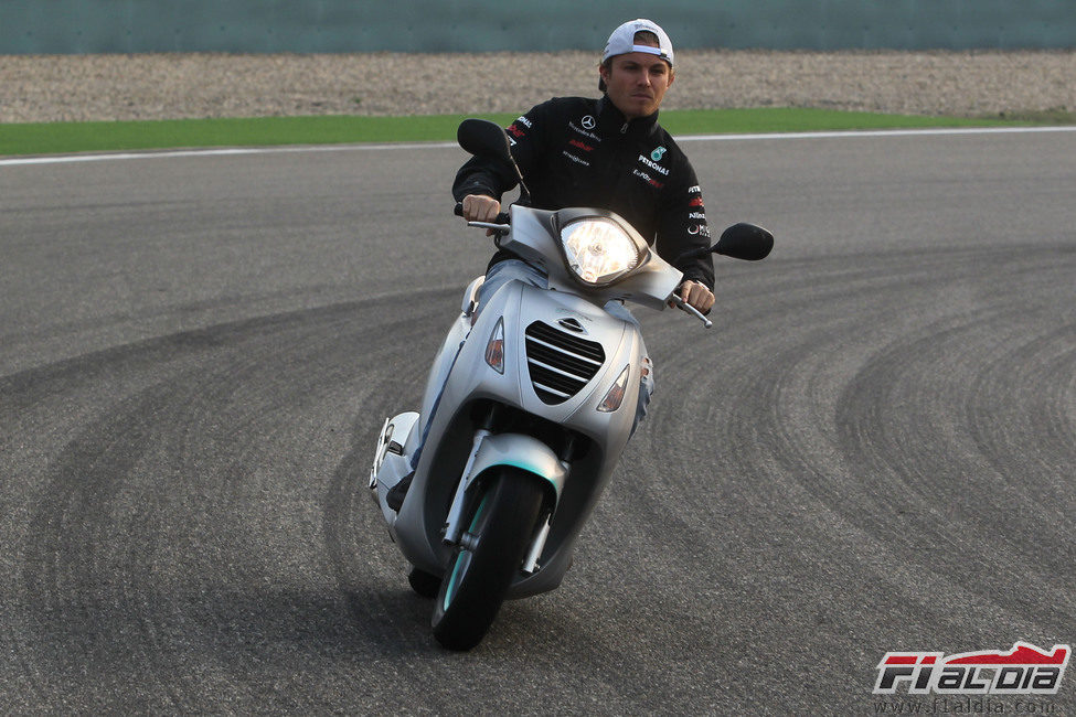 Nico Rosberg rueda en moto por el circuito de Shanghai