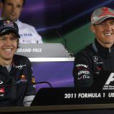 Vettel y Schumacher sonríen durante la rueda de prensa en China 2011