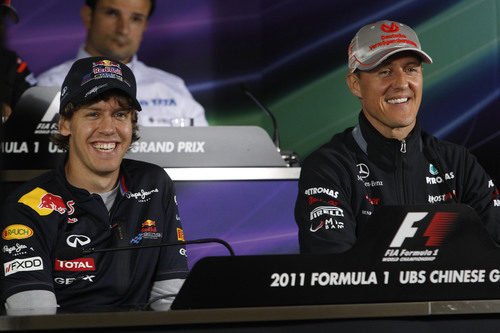 Vettel y Schumacher sonríen durante la rueda de prensa en China 2011