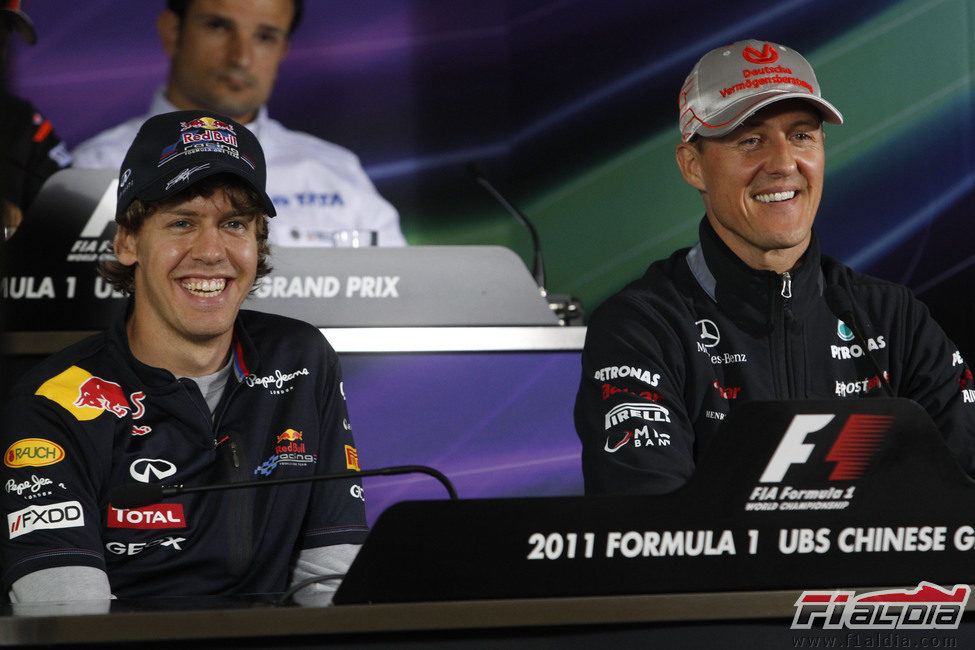 Vettel y Schumacher sonríen durante la rueda de prensa en China 2011