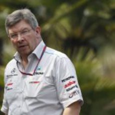 Ross Brawn pasea por el paddock de Shanghai