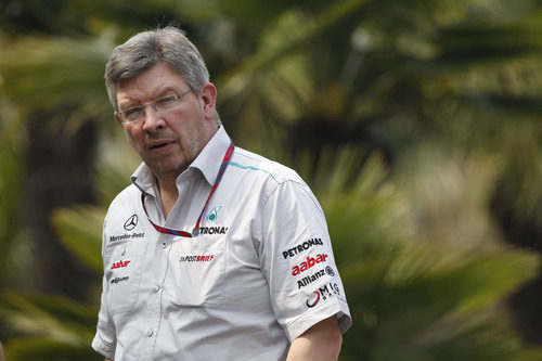 Ross Brawn pasea por el paddock de Shanghai