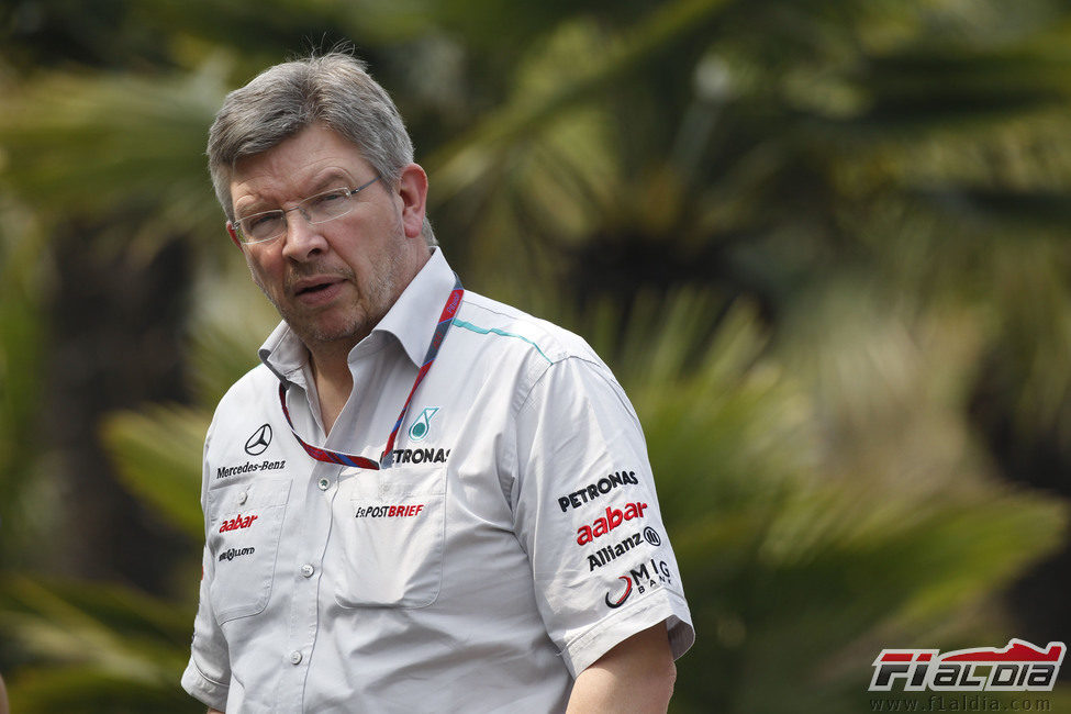 Ross Brawn pasea por el paddock de Shanghai