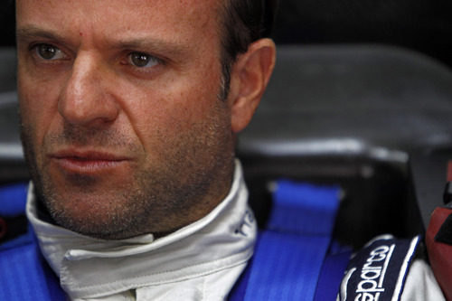 Barrichello sentado en el cockpit