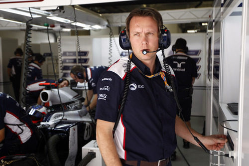 Sam Michael en el box de Williams durante el GP de China 2011