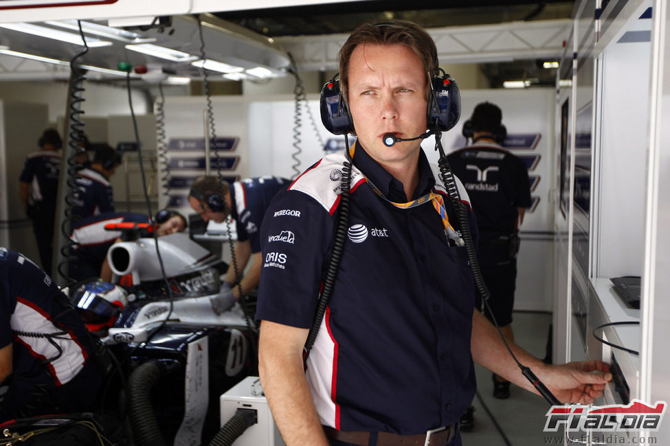 Sam Michael en el box de Williams durante el GP de China 2011