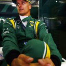 Heikki Kovalainen en el box del Team Lotus