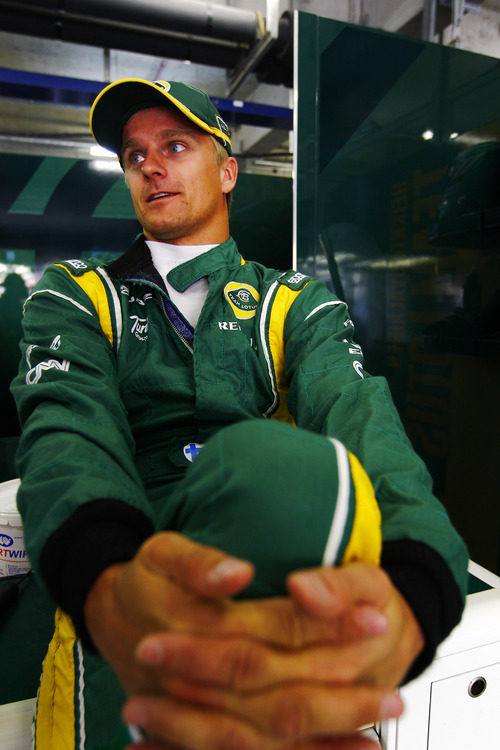 Heikki Kovalainen en el box del Team Lotus