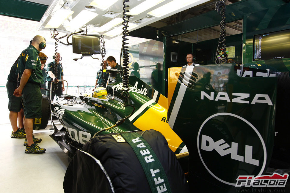 Luiz Razia sentado en el cockpit