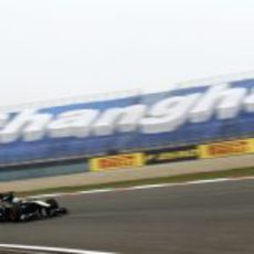 Kovalainen a toda velocidad en Shangai