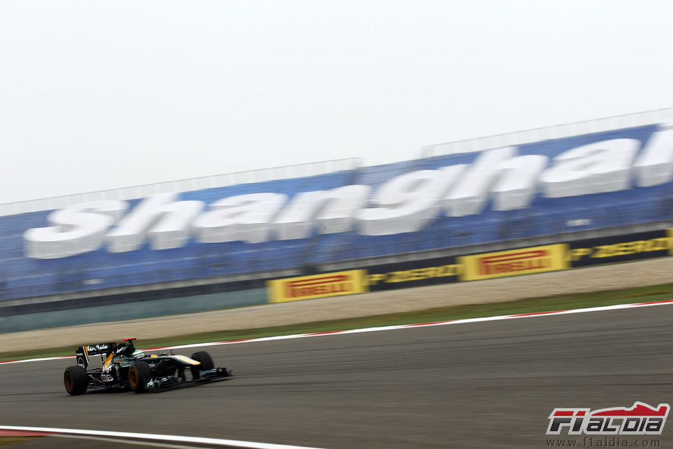 Kovalainen a toda velocidad en Shangai