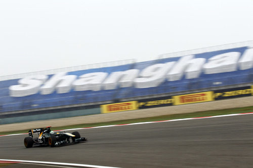 Kovalainen a toda velocidad en Shangai