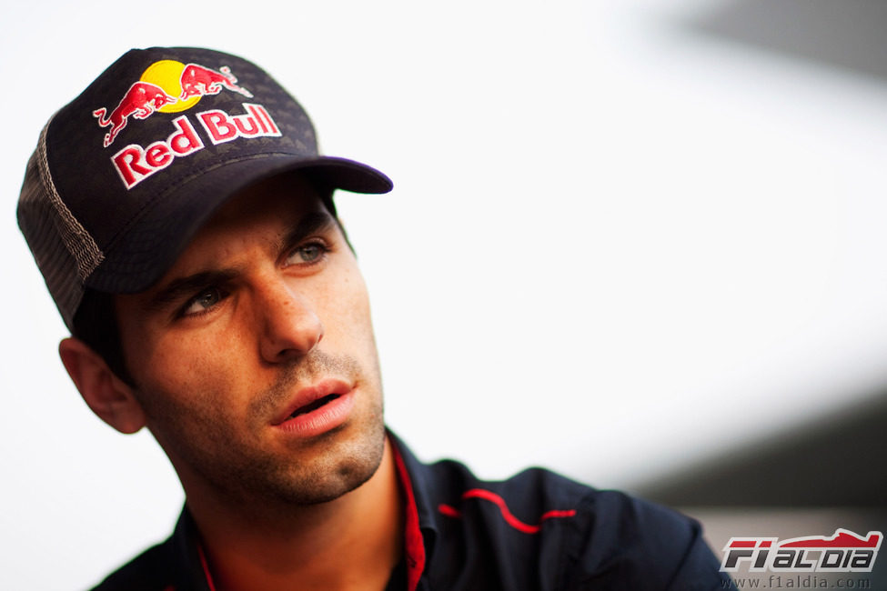 Jaime Alguersuari llega a Shangai