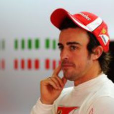 A Alonso le sobra la gorra en el GP de China 2011