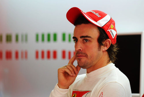 A Alonso le sobra la gorra en el GP de China 2011