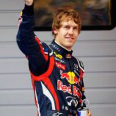 El 'poleman' del GP de China 2011 saluda a la afición