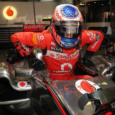 Jenson Button se sube a su monoplaza en el GP de China 2011