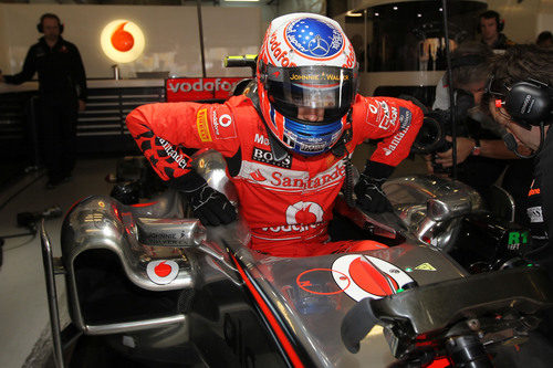 Jenson Button se sube a su monoplaza en el GP de China 2011