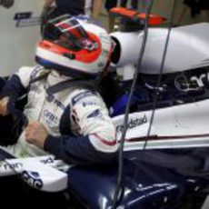 Barrichello se acomoda en el cockpit