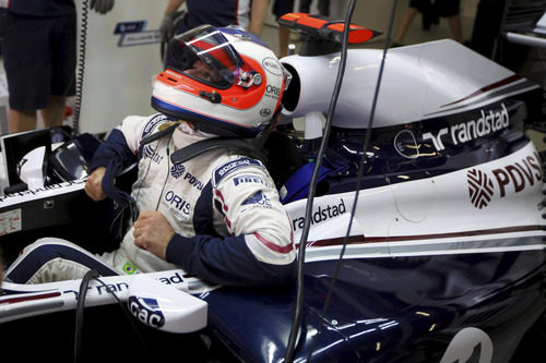 Barrichello se acomoda en el cockpit