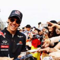 Vettel se divierte con los fans en China