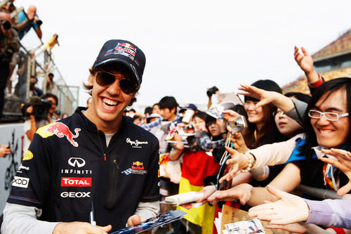 Vettel se divierte con los fans en China