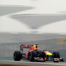 Webber rueda entra la niebla el viernes en China 2011