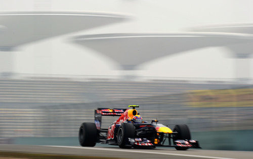 Webber rueda entra la niebla el viernes en China 2011