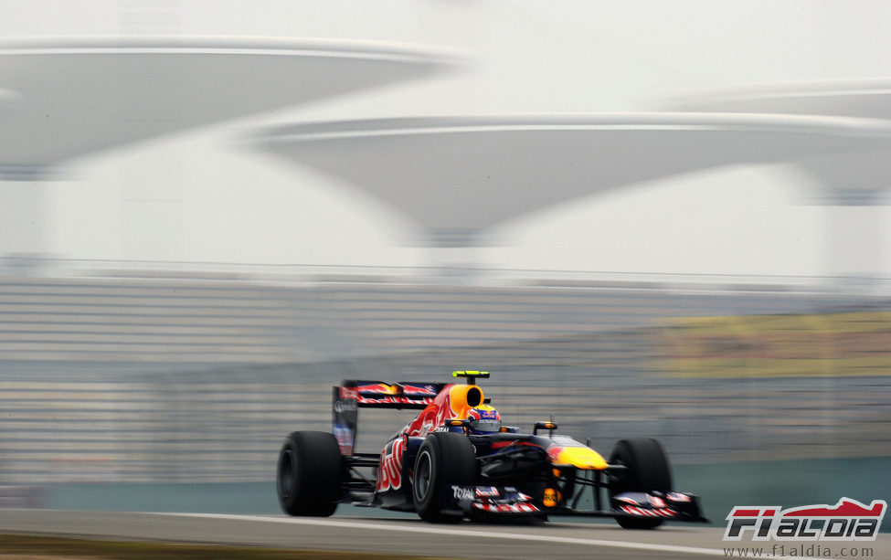 Webber rueda entra la niebla el viernes en China 2011