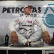 Schumacher sentado en su box antes de que empiece la acción