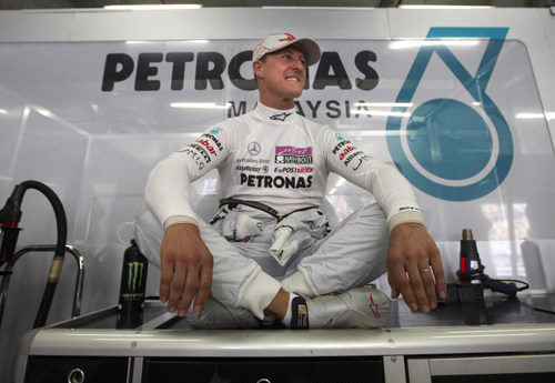Schumacher sentado en su box antes de que empiece la acción