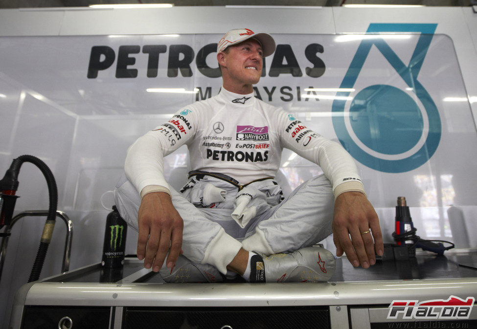 Schumacher sentado en su box antes de que empiece la acción