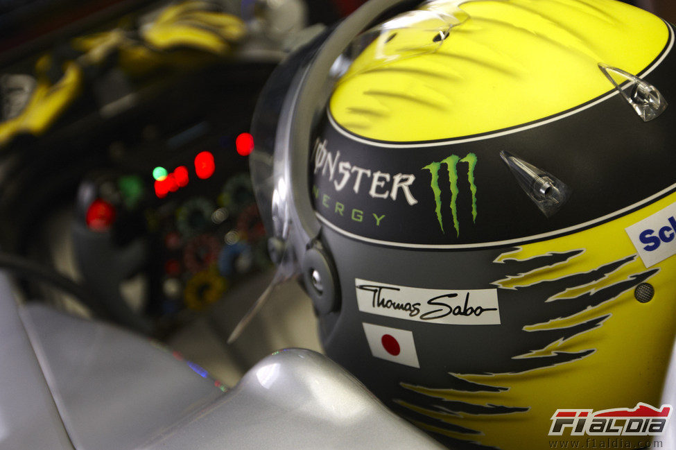 El casco de Nico Rosberg mientras permanece en su W02