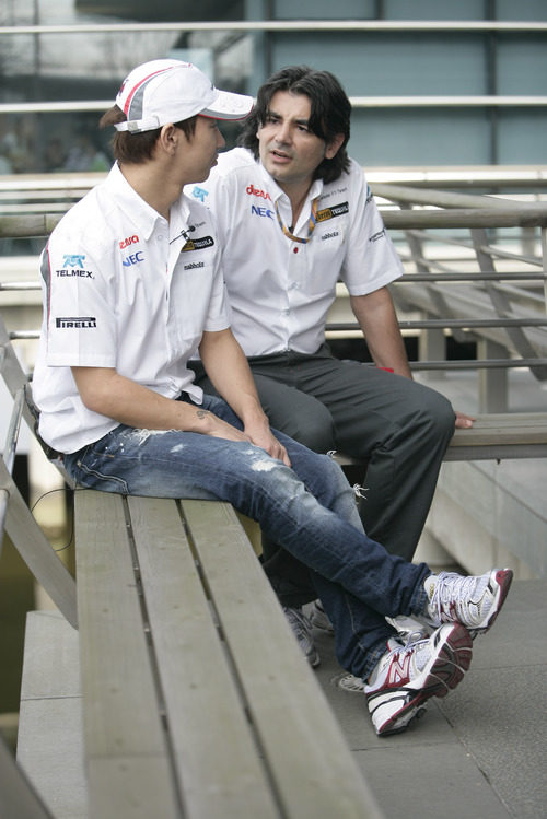 Kobayashi prepara el GP de China 2011 con su ingeniero