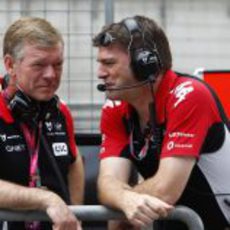 Andy Webb y Graeme Lowdon en el pitwall de Shanghai