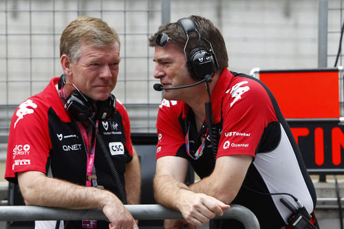 Andy Webb y Graeme Lowdon en el pitwall de Shanghai