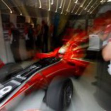 Timo Glock sale de boxes en el GP de China 2011