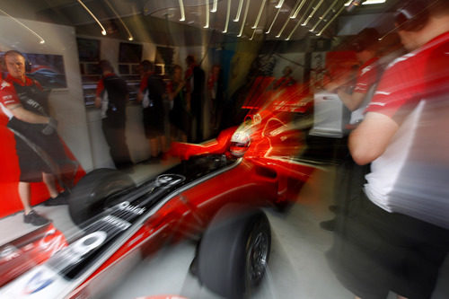 Timo Glock sale de boxes en el GP de China 2011