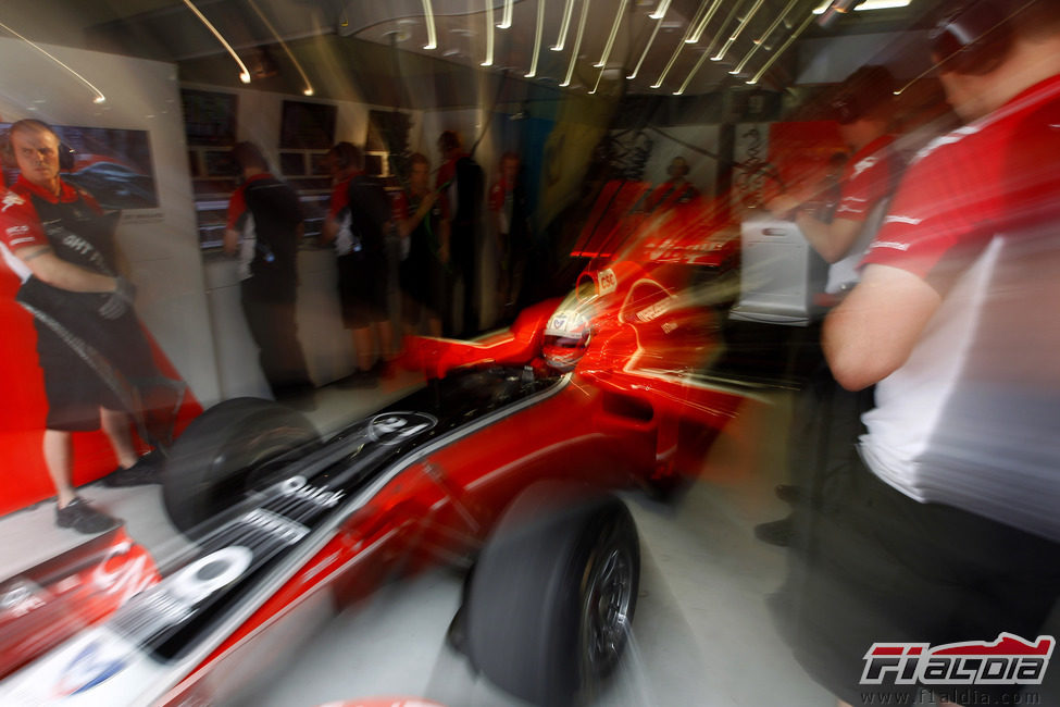 Timo Glock sale de boxes en el GP de China 2011