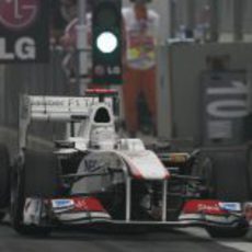 Kobayashi sale del pit lane en China 2011